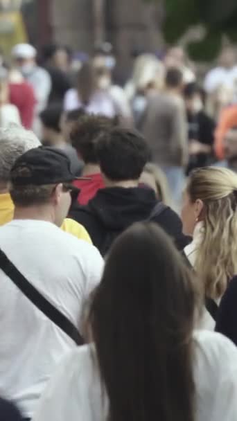 Vertikales Video von vielen Menschen in der Stadt — Stockvideo