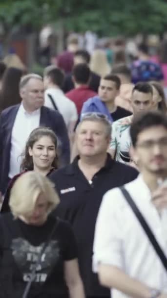 Vertikales Video von vielen Menschen in der Stadt — Stockvideo