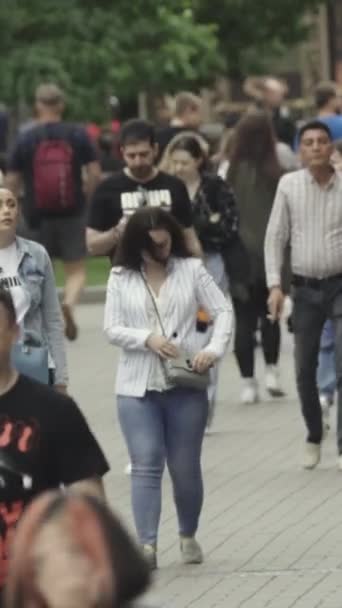 Vertical video of many people in the city — Vídeos de Stock