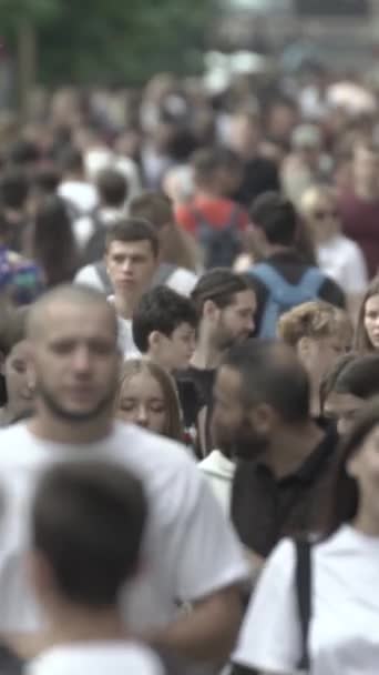Vertical video of many people in the city — Vídeo de Stock