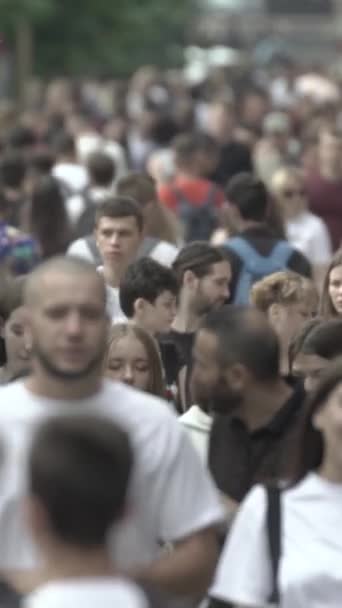 Vertical video of many people in the city — Vídeo de stock