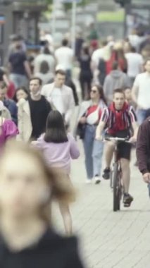 Vertical video of many people in the city