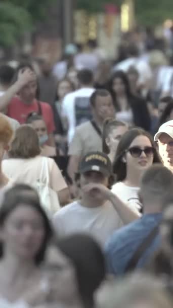 Vertical video of many people in the city — Vídeo de Stock