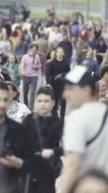 Vertical video of many people in the city