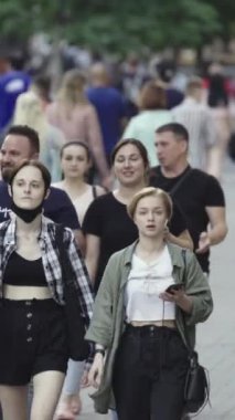 Vertical video of many people in the city
