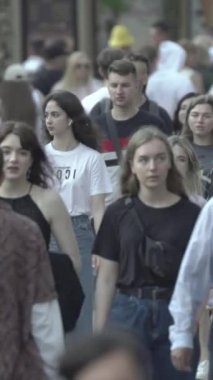 Vertical video of many people in the city