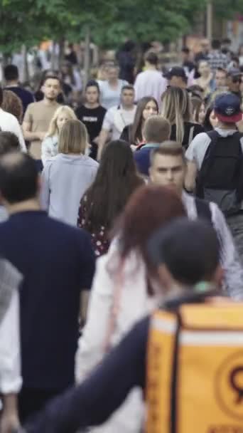 Vertical video of many people in the city — Αρχείο Βίντεο