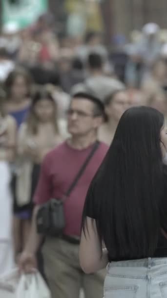 Vertical video of many people in the city — Vídeo de Stock