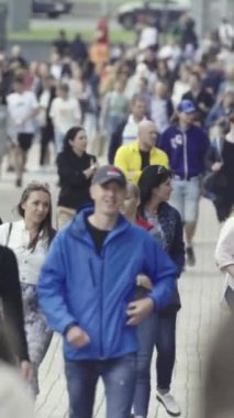 Vertical video of many people in the city