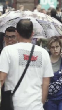 Vertical video of a crowded street