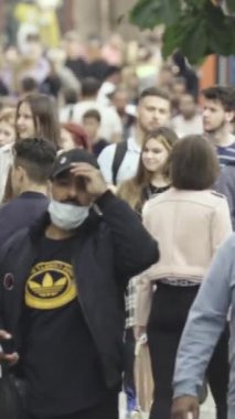 Vertical video of a crowded street