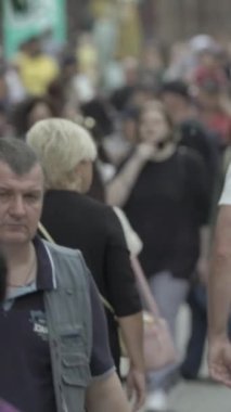Vertical video of a crowded street