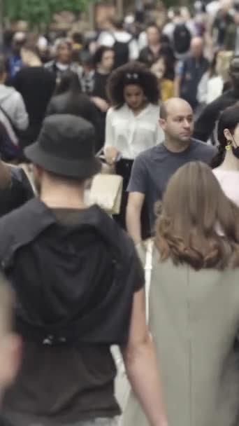 Vertical video of a crowded street — Vídeo de Stock