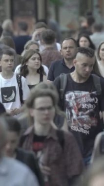 Vertical video of a crowded street