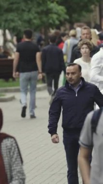 Vertical video of a crowded street