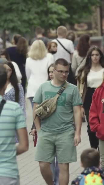 Vertical video of a crowded street — Vídeo de Stock