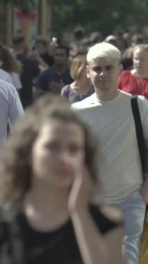 Vertical video of a crowded street