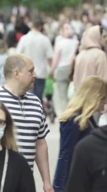Vertical video of a crowded street