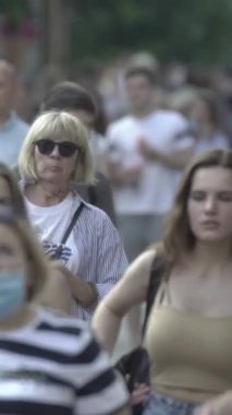 Vertical video of a crowded street