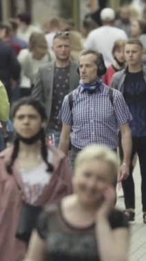 Vertical video of a crowded street