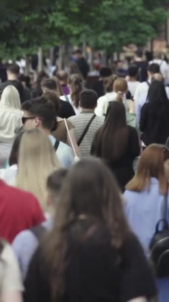 Vertical video of a crowded street — Vídeos de Stock