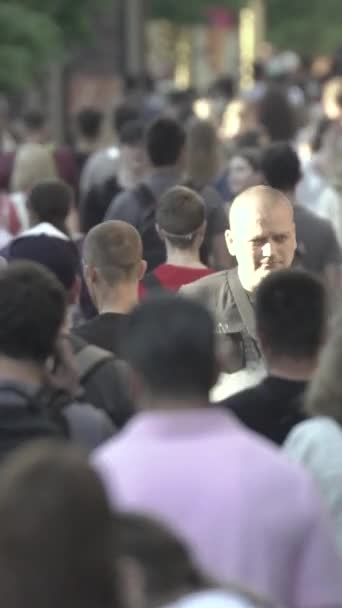 Vertical video of a crowded street — Vídeo de Stock