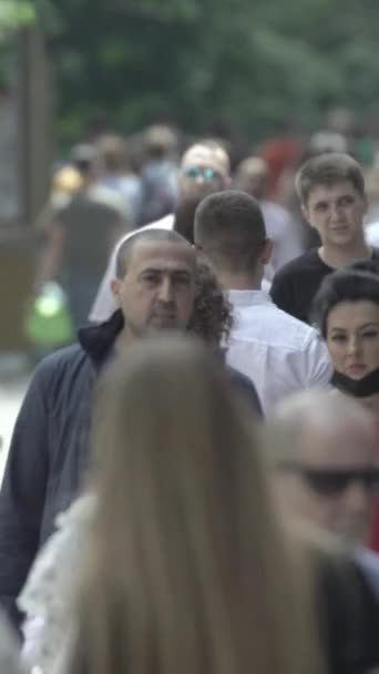 Vertical video of a crowded street — Video Stock