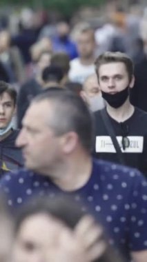 Vertical video of a crowded street