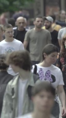 Vertical video of a crowded street