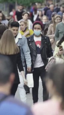 Vertical video of a crowded street