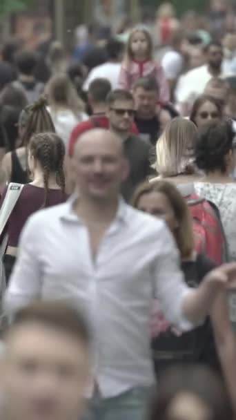 Vertical video of a crowded street — Αρχείο Βίντεο