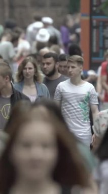 Vertical video of a crowded street