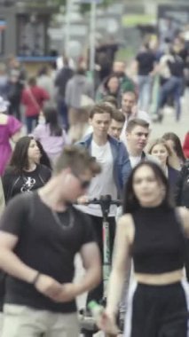 Vertical video of a crowded street