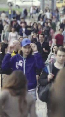Vertical video of a crowded street