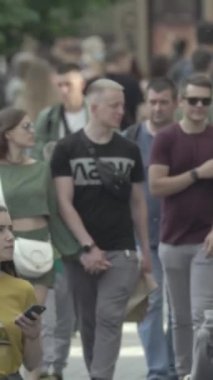 Vertical video of a crowded street