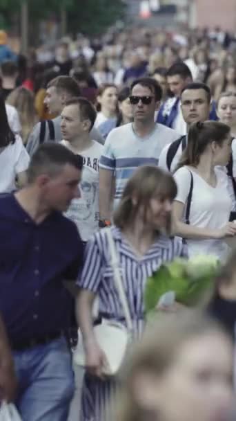 Vertical video of a crowded street — Vídeo de stock