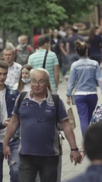 Vertical video of a crowded street — Vídeo de Stock