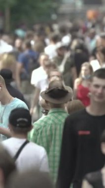 Vertical video of a crowded street