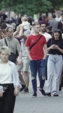 Vertical video of a crowded street
