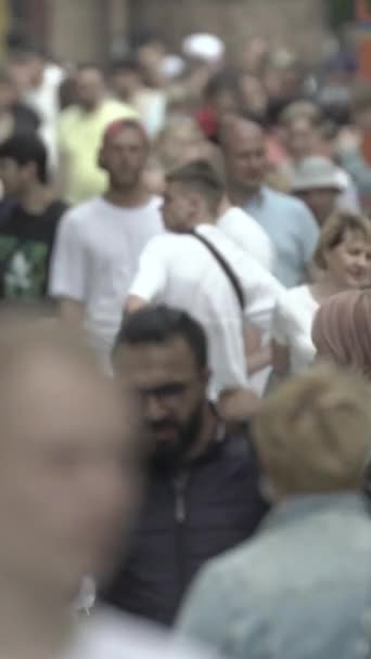 Vertical video of a crowded street — Vídeo de Stock