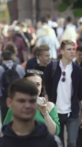 Vertical video of a crowded street — Vídeos de Stock