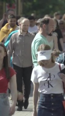 Vertical video of a crowded street in a metropolis