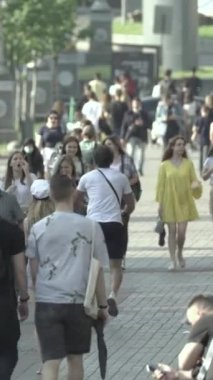 Vertical video of a crowded street in a metropolis