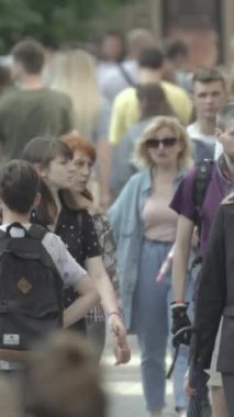 Vertical video of a crowded street in a metropolis