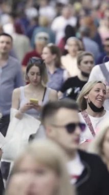 Vertical video of a crowded street in a metropolis