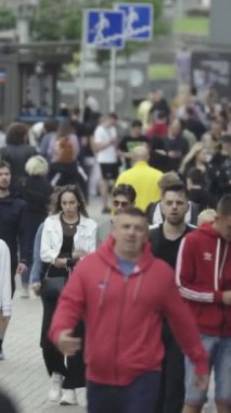Vertical video of a crowded street in a metropolis
