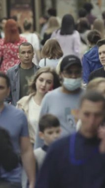 Vertical video of many people in the city