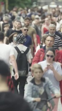 Vertical video of a crowded street in a metropolis