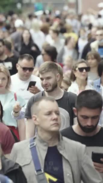 Vertical video of a crowded street in a metropolis — ストック動画