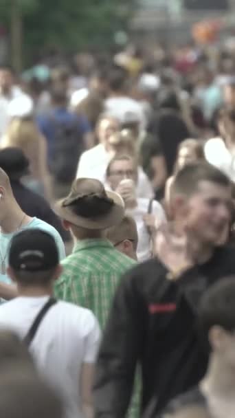 Vertical video of a crowded street in a metropolis — Αρχείο Βίντεο